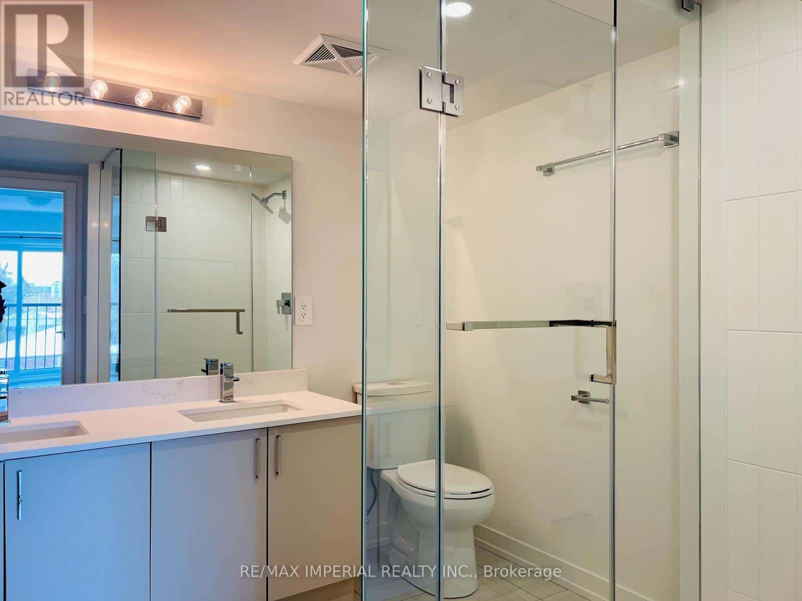 Toronto (Victoria Village) — Toronto (Victoria Village) - Photo 5 of 7