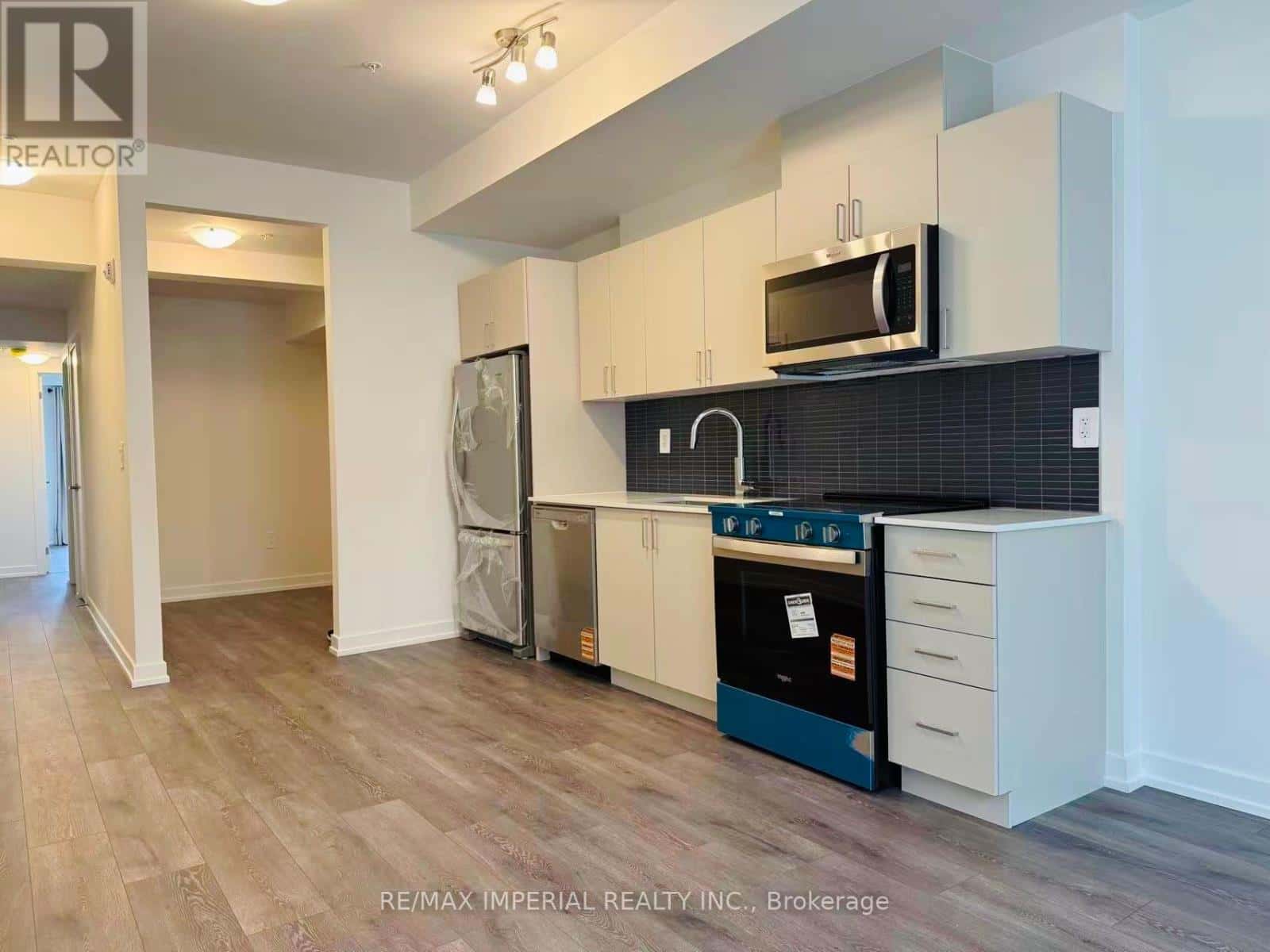 Toronto (Victoria Village) — Toronto (Victoria Village) - Photo 2 of 7