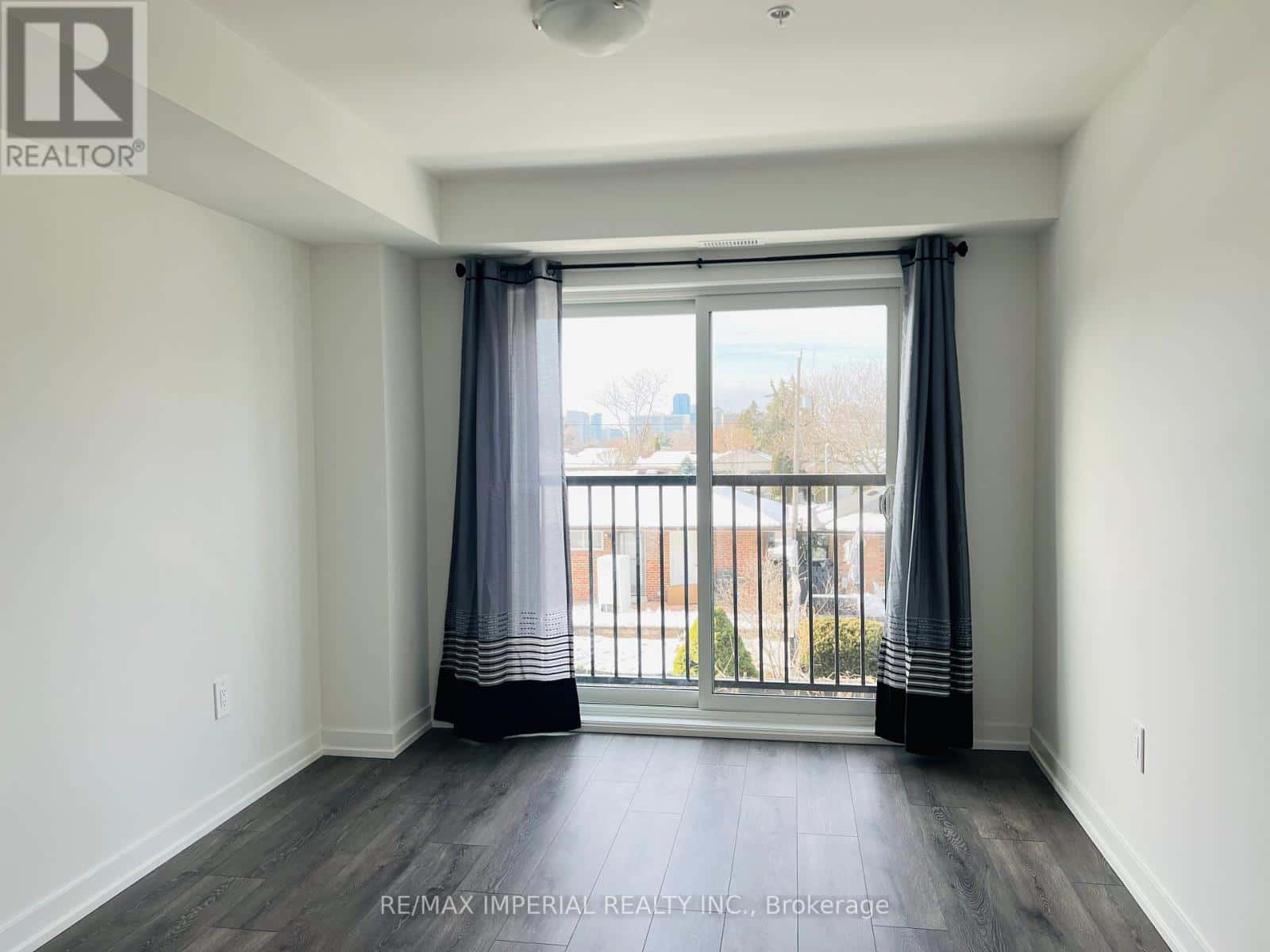 Toronto (Victoria Village) — Toronto (Victoria Village) - Photo 4 of 7