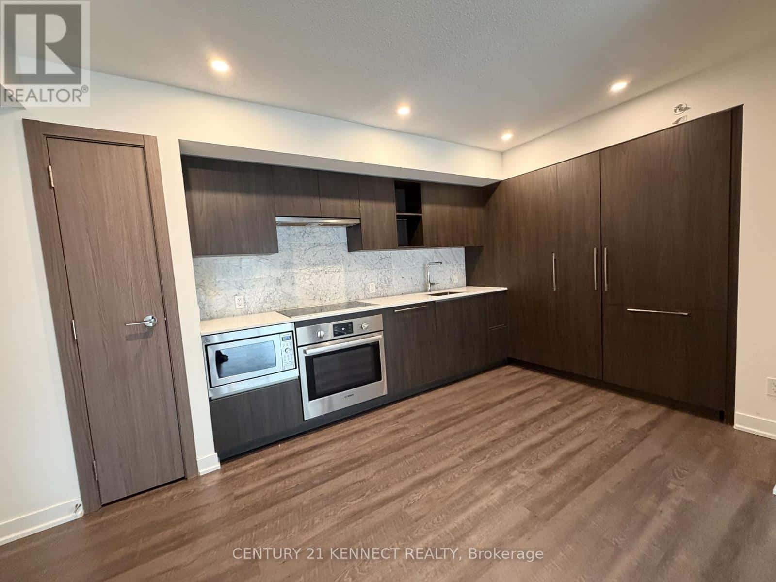 1015 - 17 BATHURST STREET — Toronto (Waterfront Communities) - Photo 3 of 9