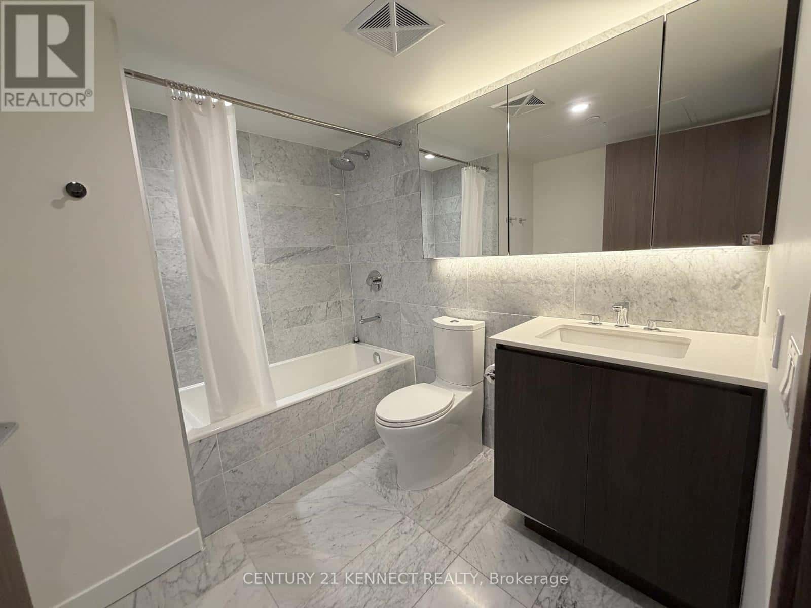 1015 - 17 BATHURST STREET — Toronto (Waterfront Communities) - Photo 5 of 9