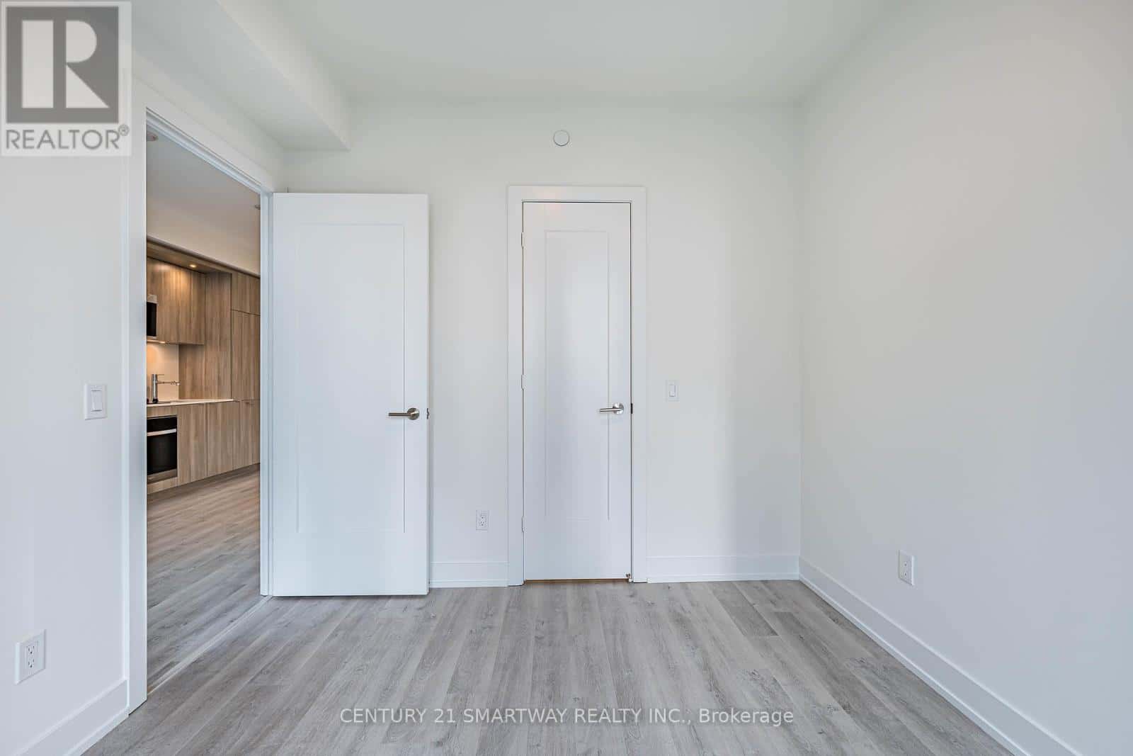 1105 - 60 CENTRAL PARK ROADWAY — Toronto (Islington-City Centre West) - Photo 2 of 26