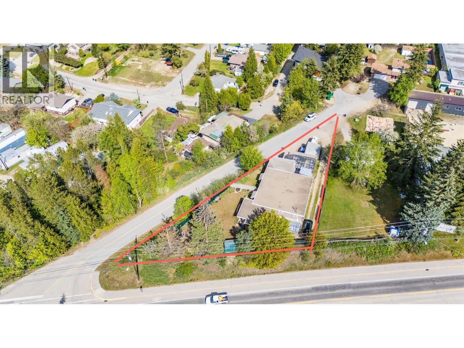 714 12TH Street — Castlegar, British Columbia - Photo 4 of 55