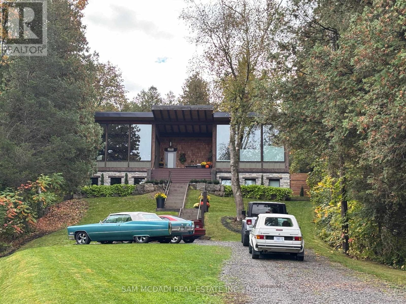 2084 GRAND BOULEVARD — Burlington, Ontario - Main photo