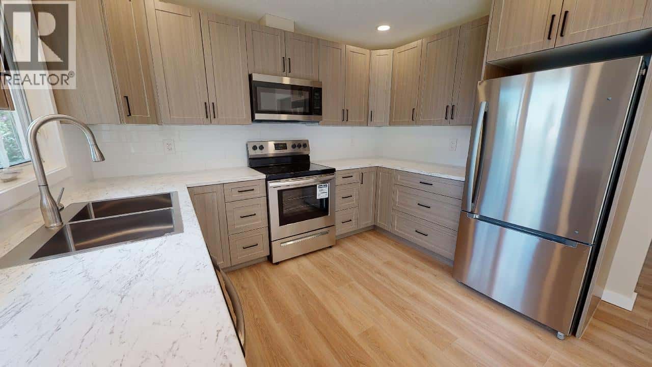 10711 103 AVENUE — Fort St. John, British Columbia - Photo 5 of 33