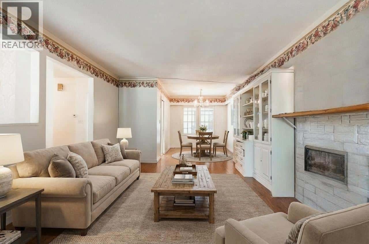 730 CUMBERLAND STREET — New Westminster, British Columbia - Photo 2 of 15