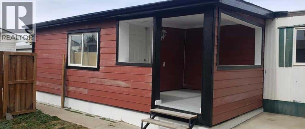 4806 6 Street — Coalhurst, Alberta - Photo 2 of 19