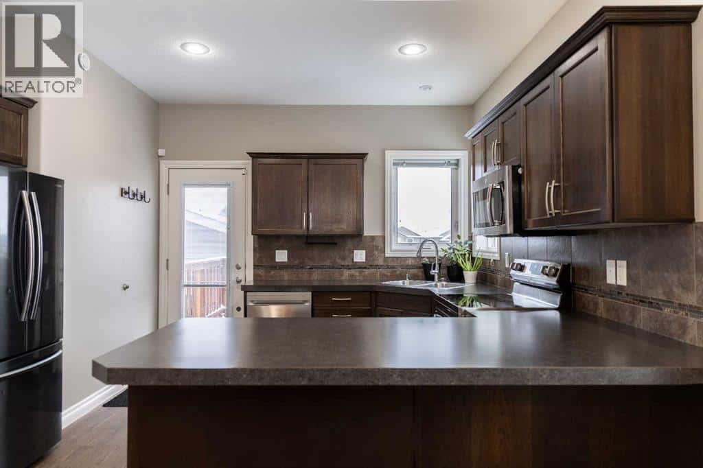 192 Cedar Square — Blackfalds, Alberta - Photo 5 of 32