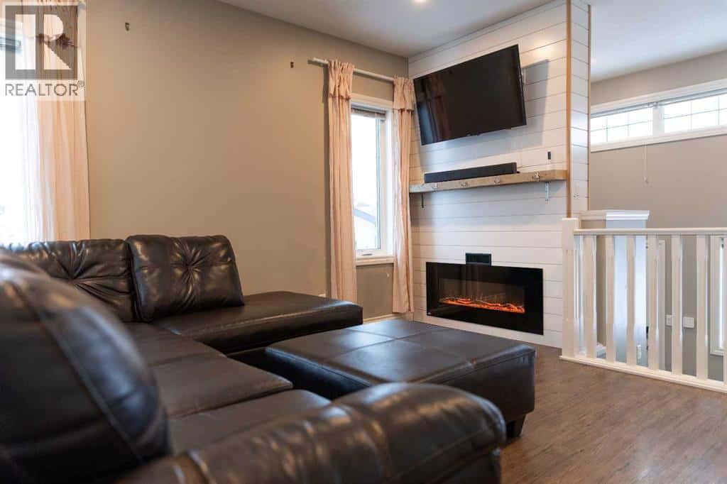 192 Cedar Square — Blackfalds, Alberta - Photo 2 of 32