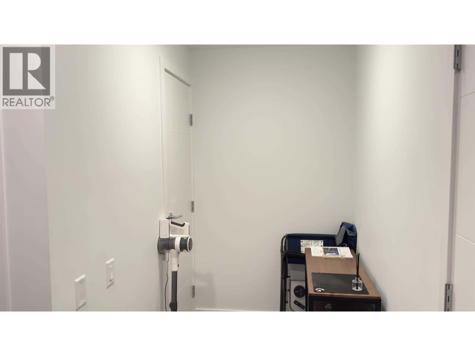 807 6398 SILVER AVENUE — Burnaby, British Columbia - Photo 4 of 24