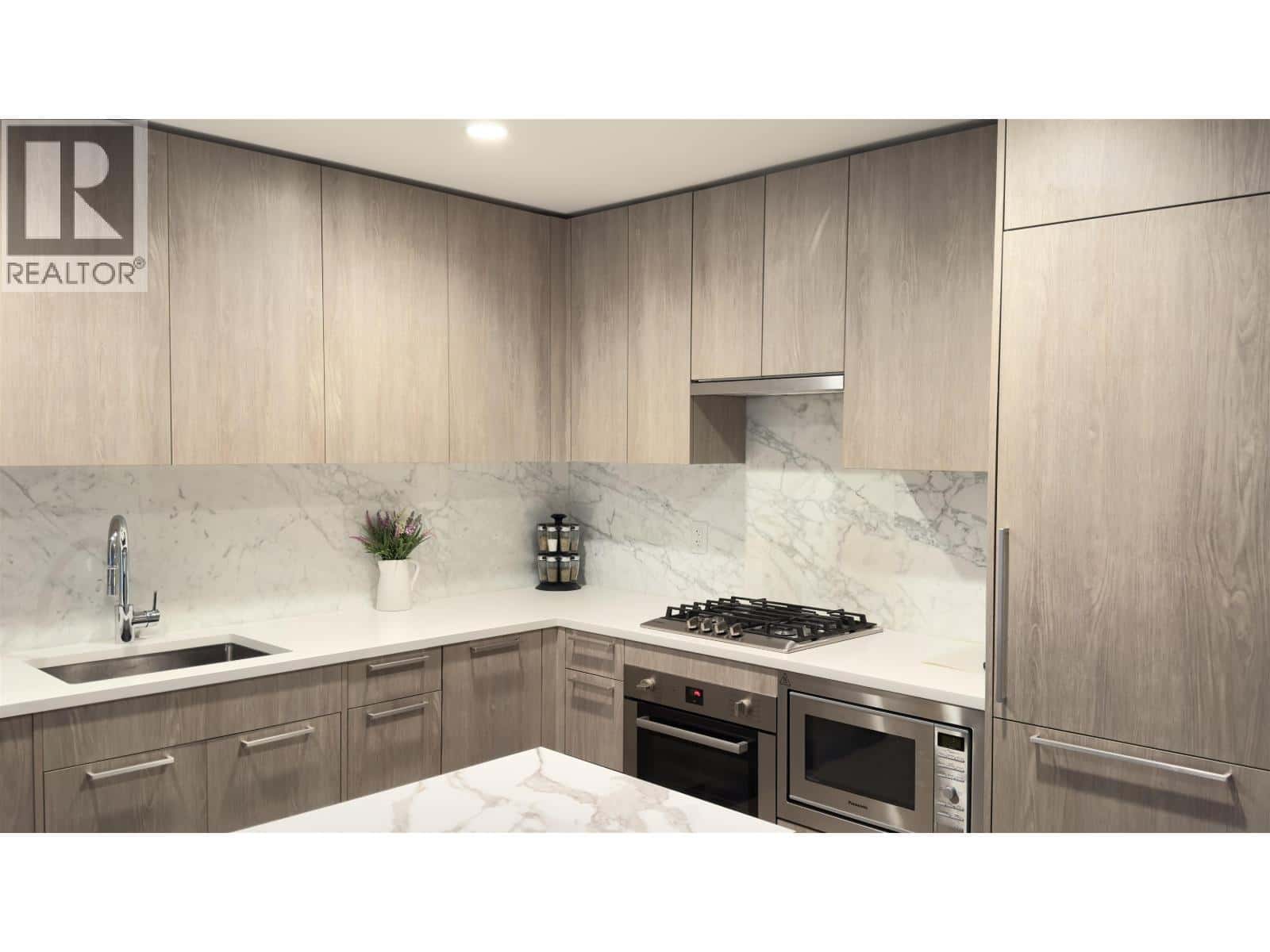 807 6398 SILVER AVENUE — Burnaby, British Columbia - Photo 2 of 24