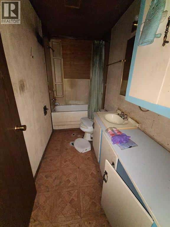 10830 91 Street — Peace River, Alberta - Photo 4 of 9