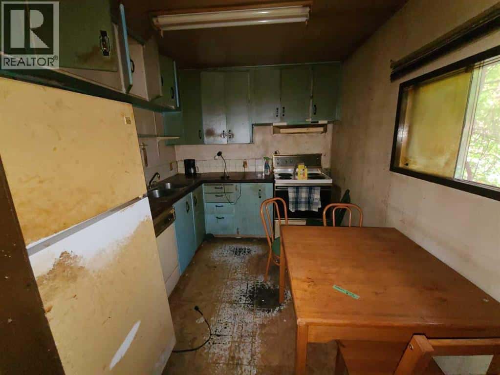 10830 91 Street — Peace River, Alberta - Photo 2 of 9