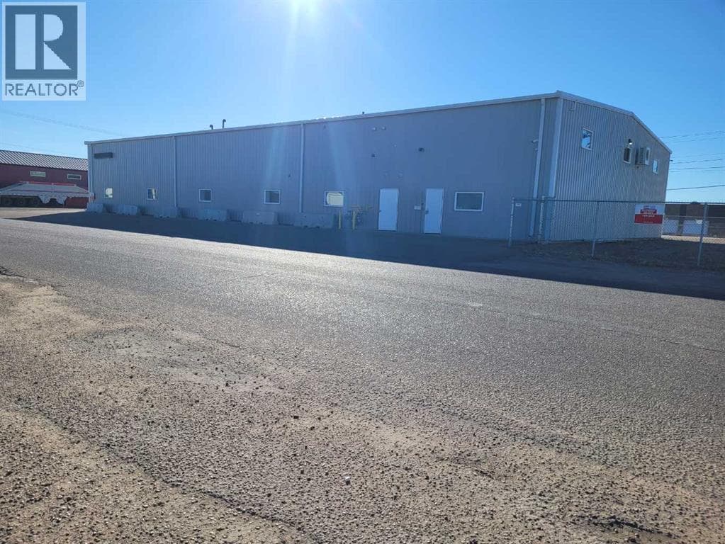 821 17 Street SW — Medicine Hat, Alberta - Main photo