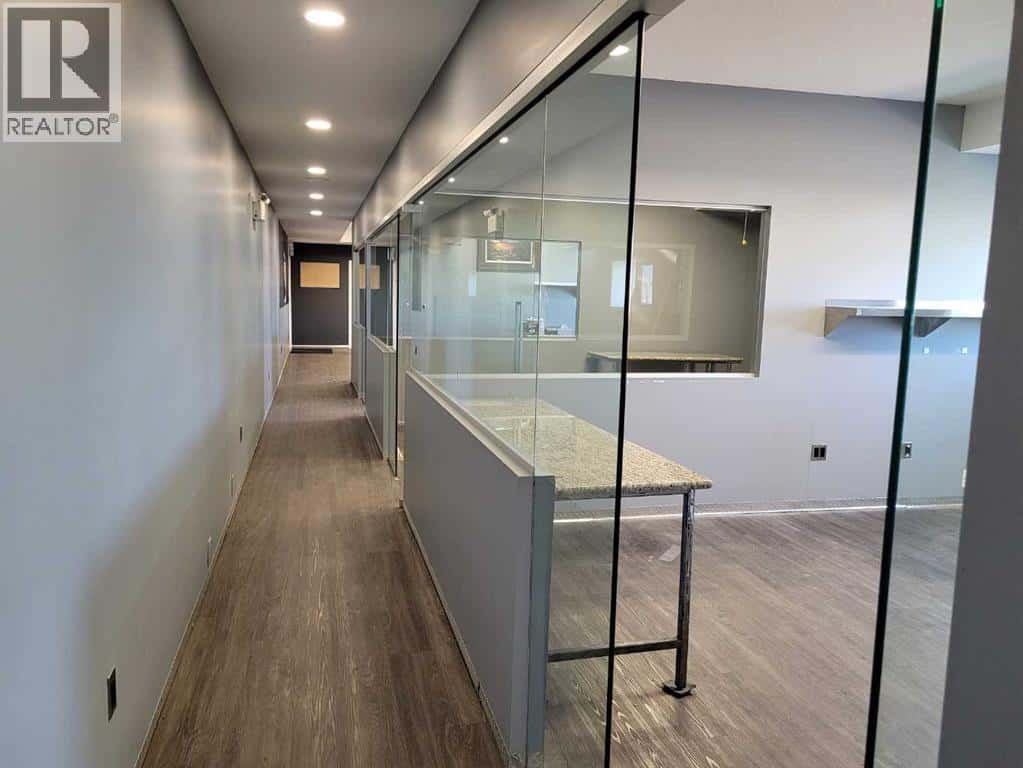 821 17 Street SW — Medicine Hat, Alberta - Photo 4 of 11