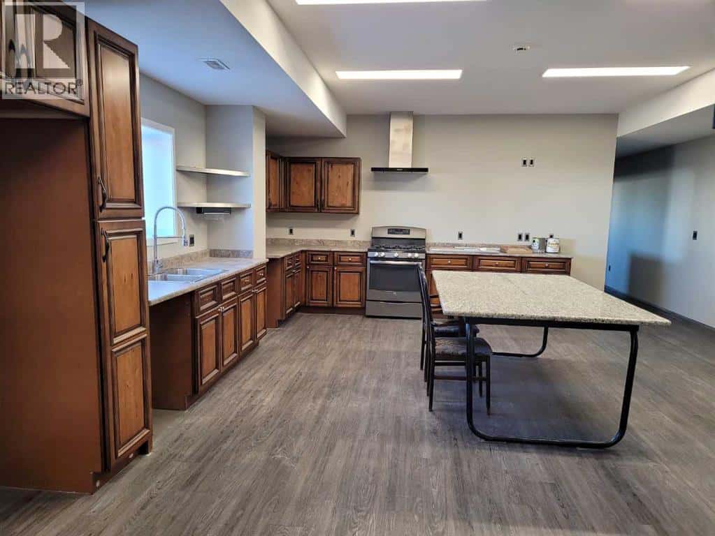 821 17 Street SW — Medicine Hat, Alberta - Photo 5 of 11