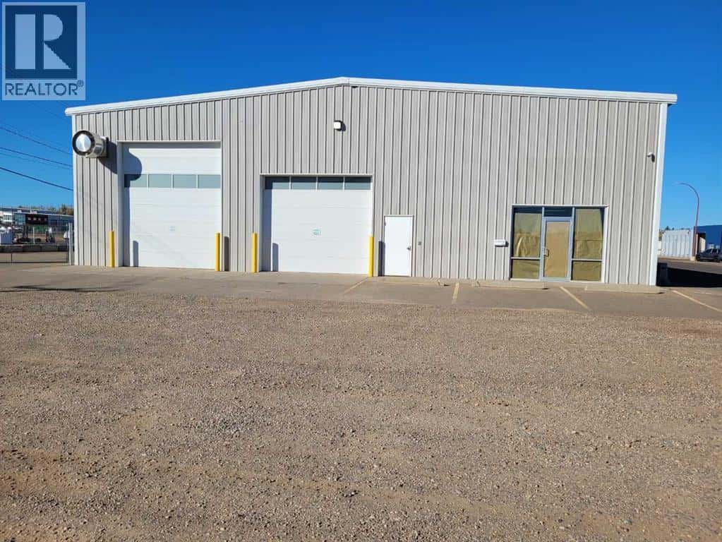 821 17 Street SW — Medicine Hat, Alberta - Photo 2 of 11