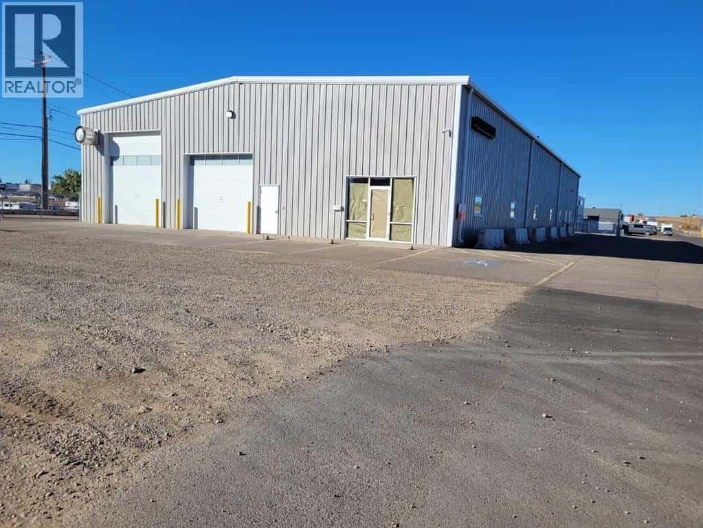 821 17 Street SW — Medicine Hat, Alberta - Photo 3 of 11