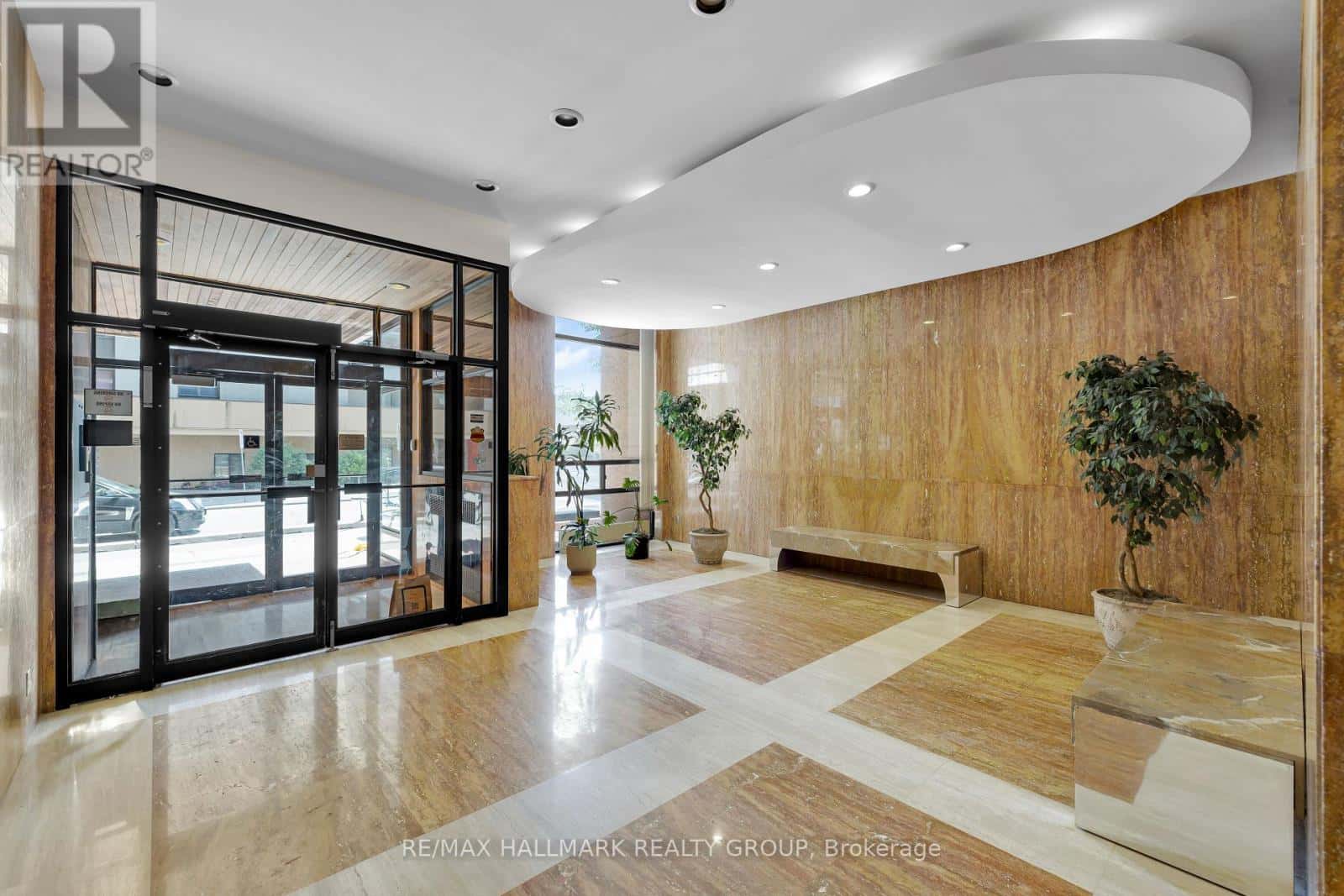 104 - 475 LAURIER AVENUE W — Ottawa, Ontario - Photo 2 of 12