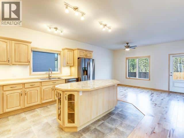 24 FLORA AVENUE — Whitehorse, Yukon - Photo 5 of 24