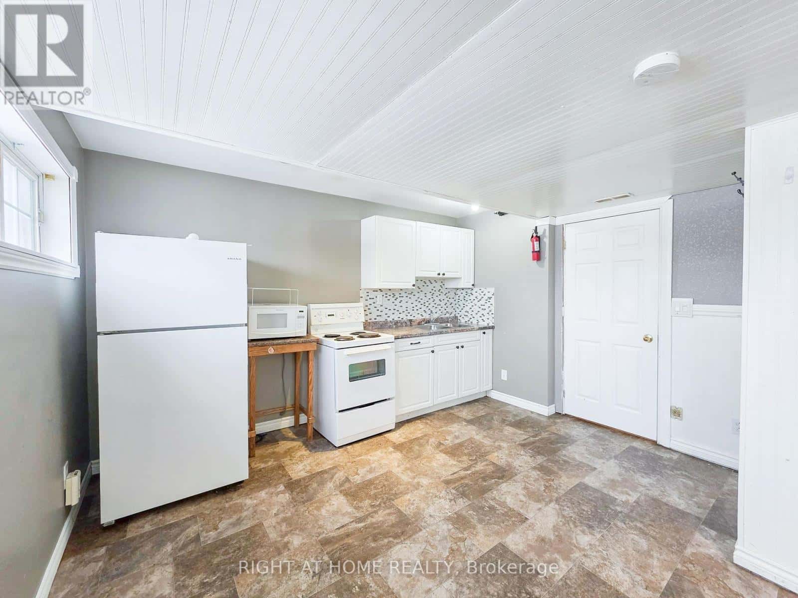 LOWER - 168 TOWERHILL ROAD — Peterborough (Northcrest Ward 5) - Photo 5 of 18