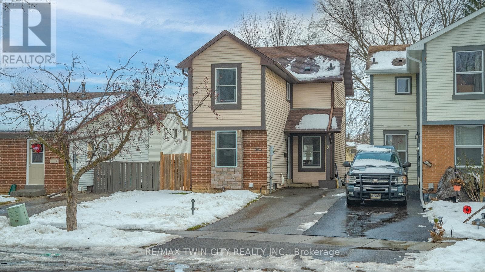 5 ENFIELD CRESCENT — Brantford, Ontario - Main photo