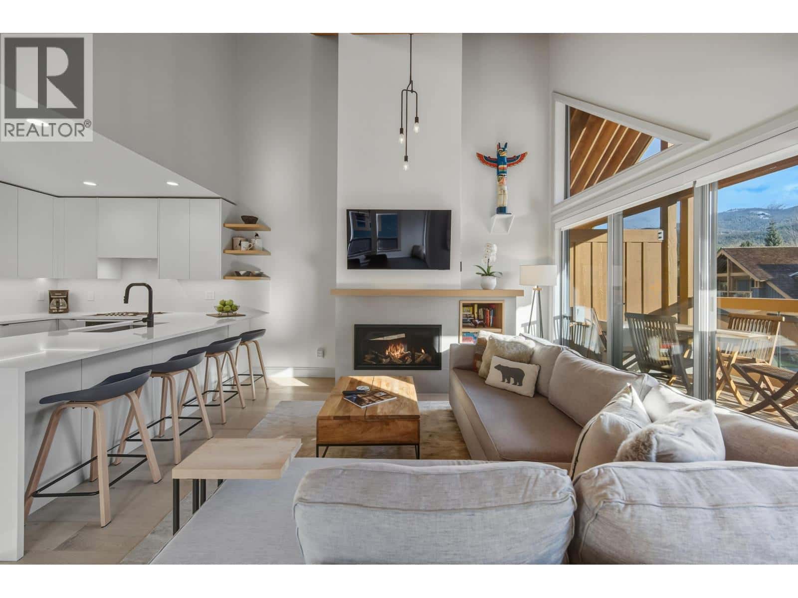 4813 CASABELLA CRESCENT — Whistler, British Columbia - Photo 3 of 28