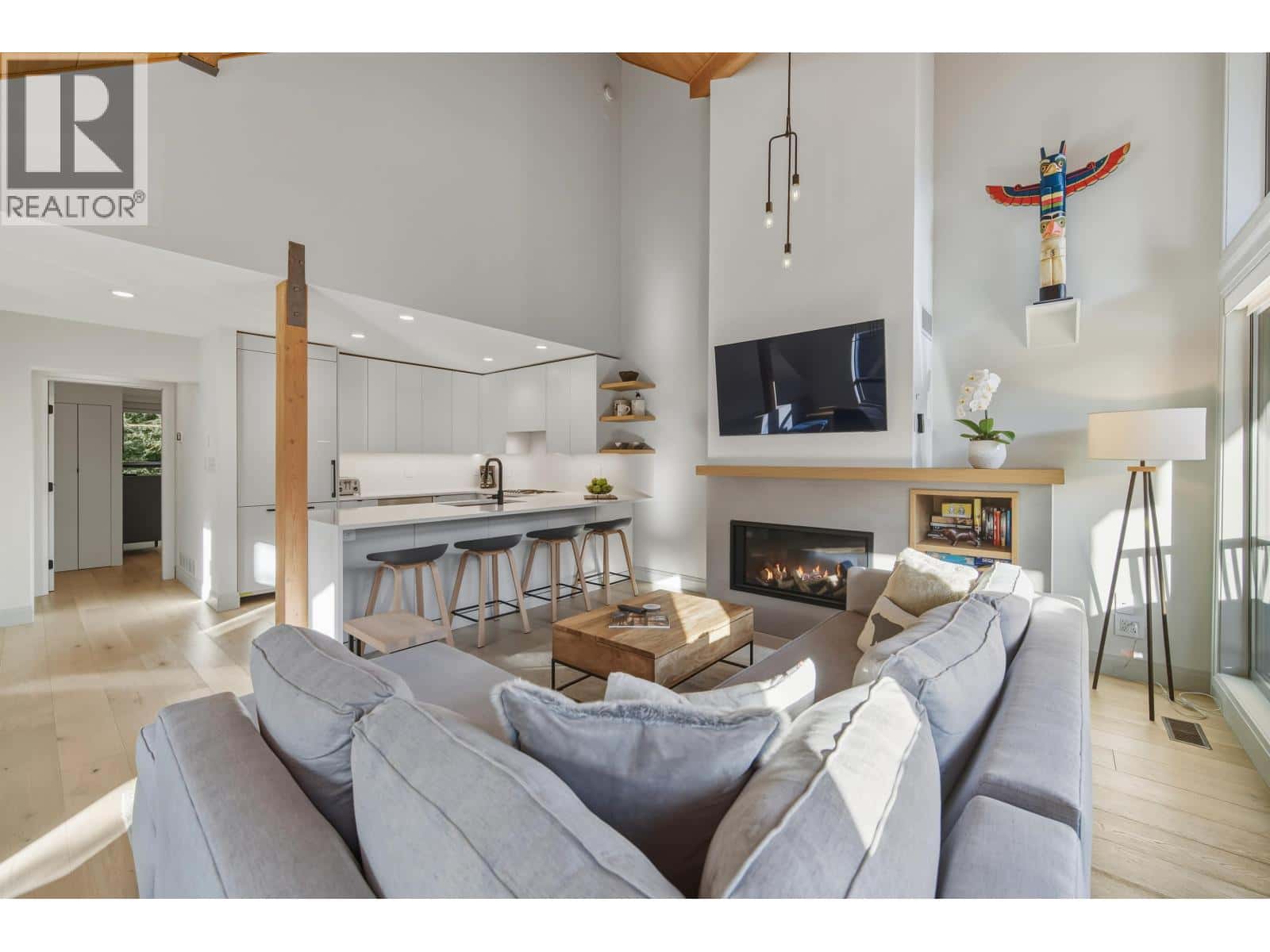 4813 CASABELLA CRESCENT — Whistler, British Columbia - Photo 4 of 28