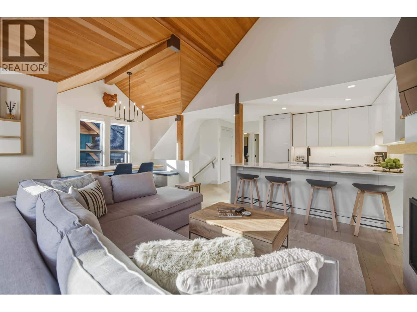 4813 CASABELLA CRESCENT — Whistler, British Columbia - Photo 5 of 28