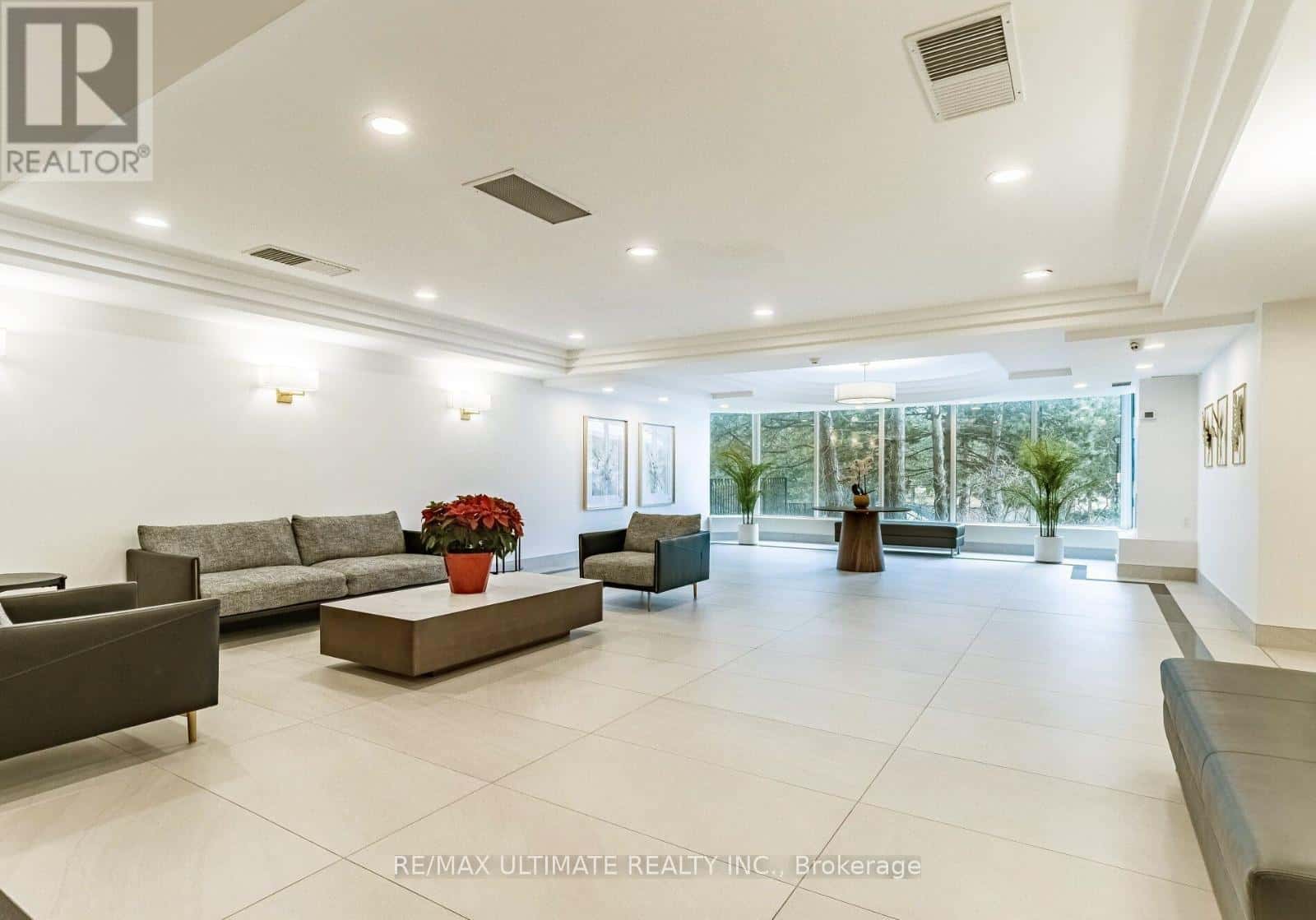 704 - 22 HANOVER ROAD — Brampton (Queen Street Corridor) - Photo 2 of 25