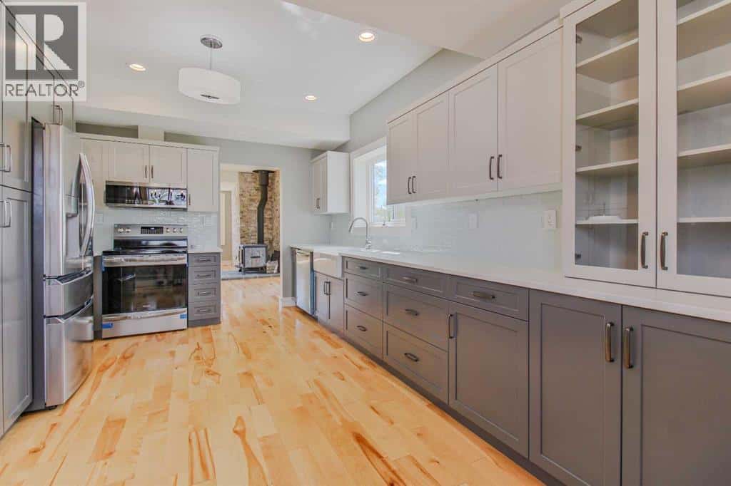 96S 100W — Raymond, Alberta - Photo 5 of 38