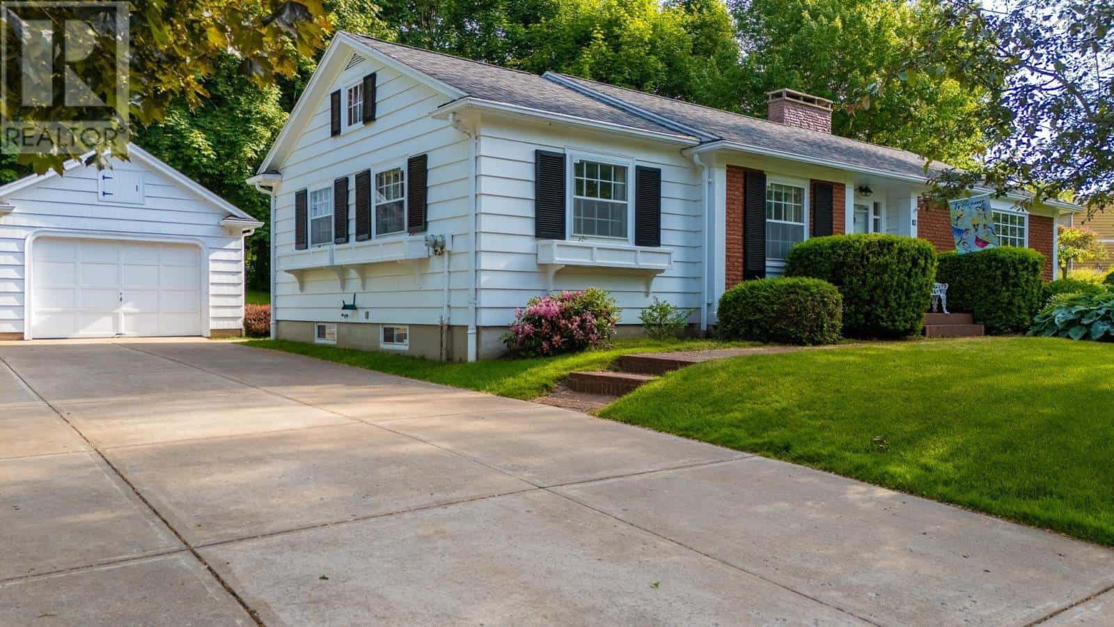 32 Fielding Avenue — Kentville, Nova Scotia - Photo 2 of 50