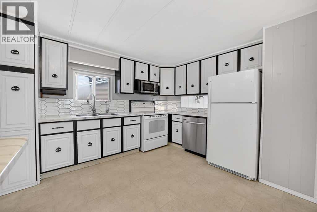 220 5 Street NW — Sundre, Alberta - Photo 4 of 24