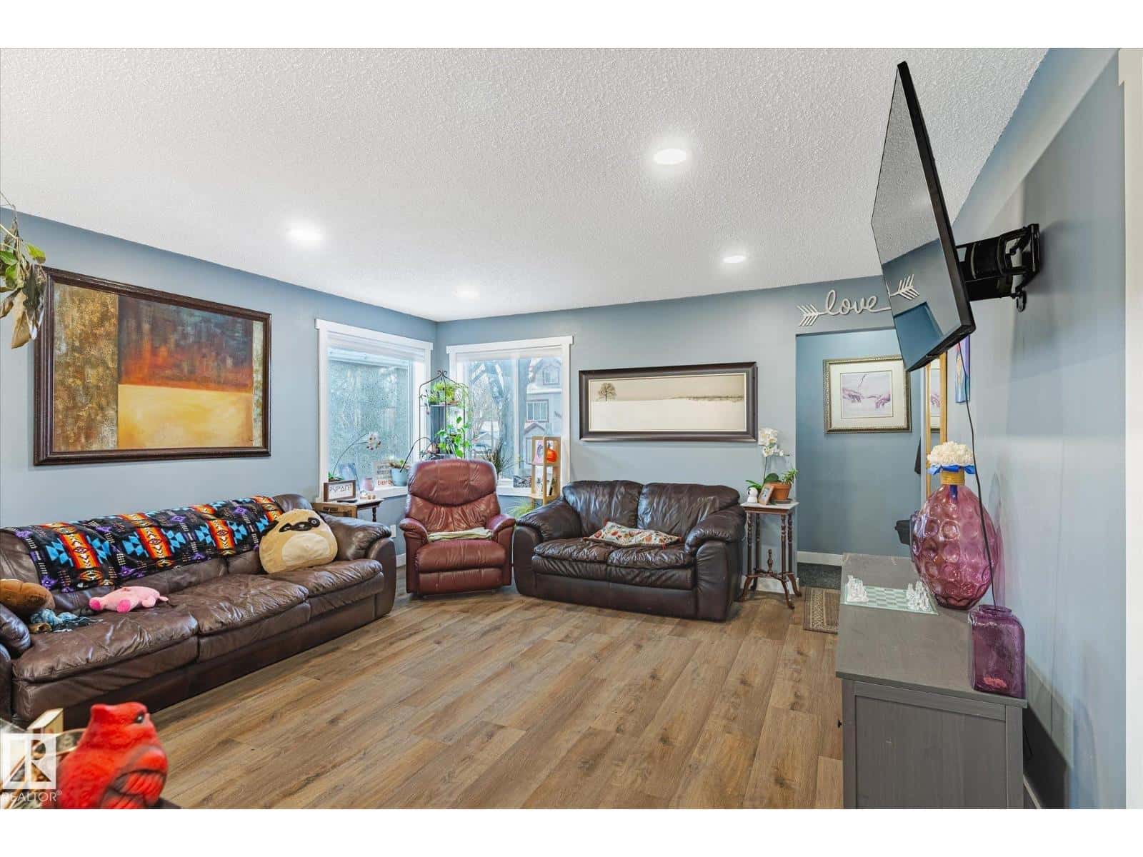 11907 70 ST NW — Edmonton, Alberta - Photo 3 of 49