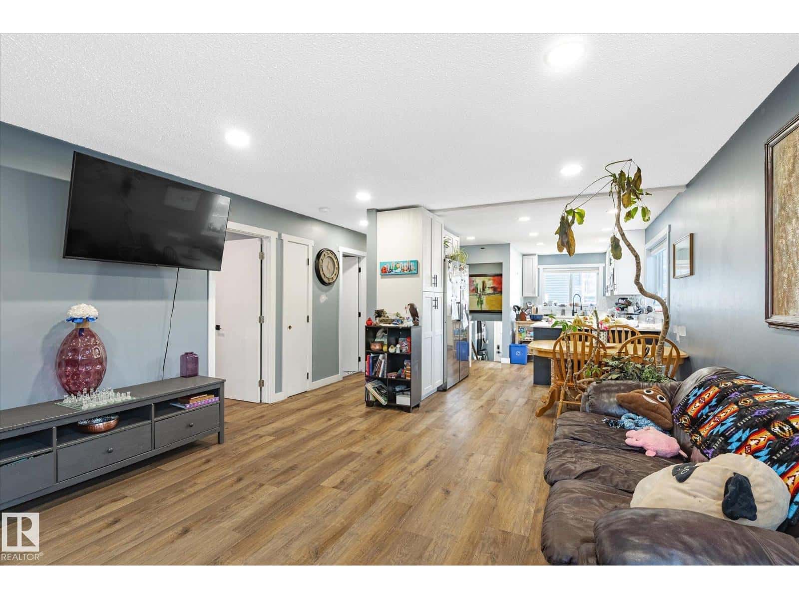 11907 70 ST NW — Edmonton, Alberta - Photo 5 of 49