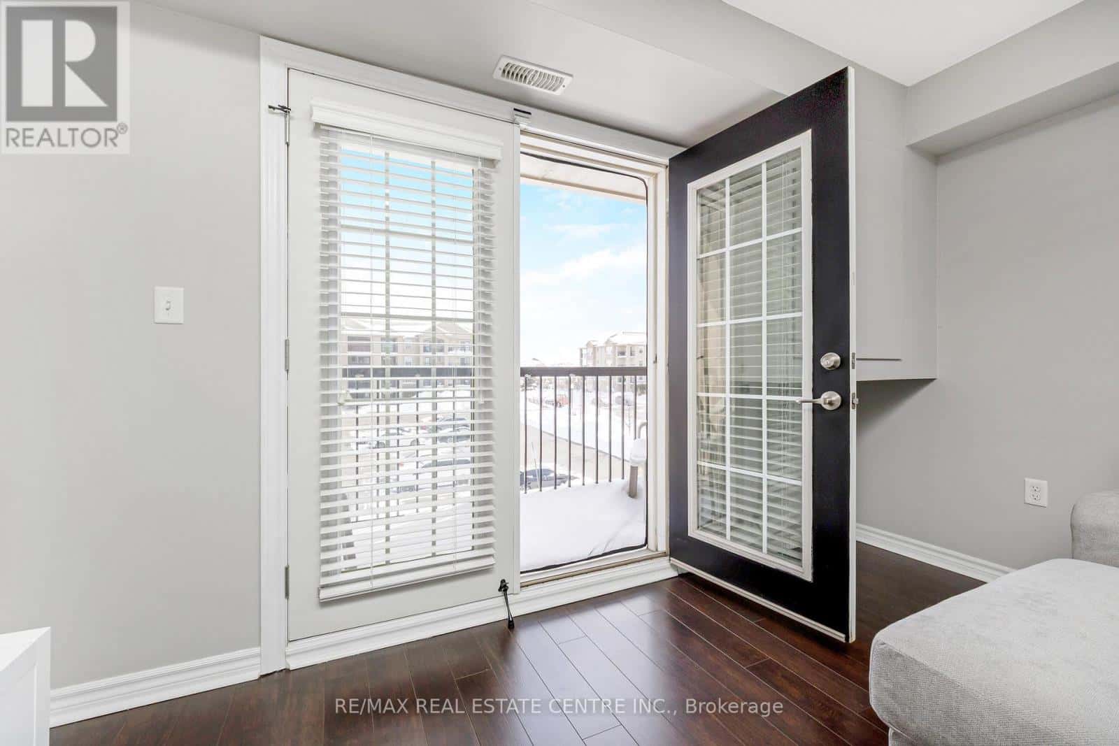 304 - 1360 MAIN STREET E — Milton (DE Dempsey), Ontario - Photo 3 of 33