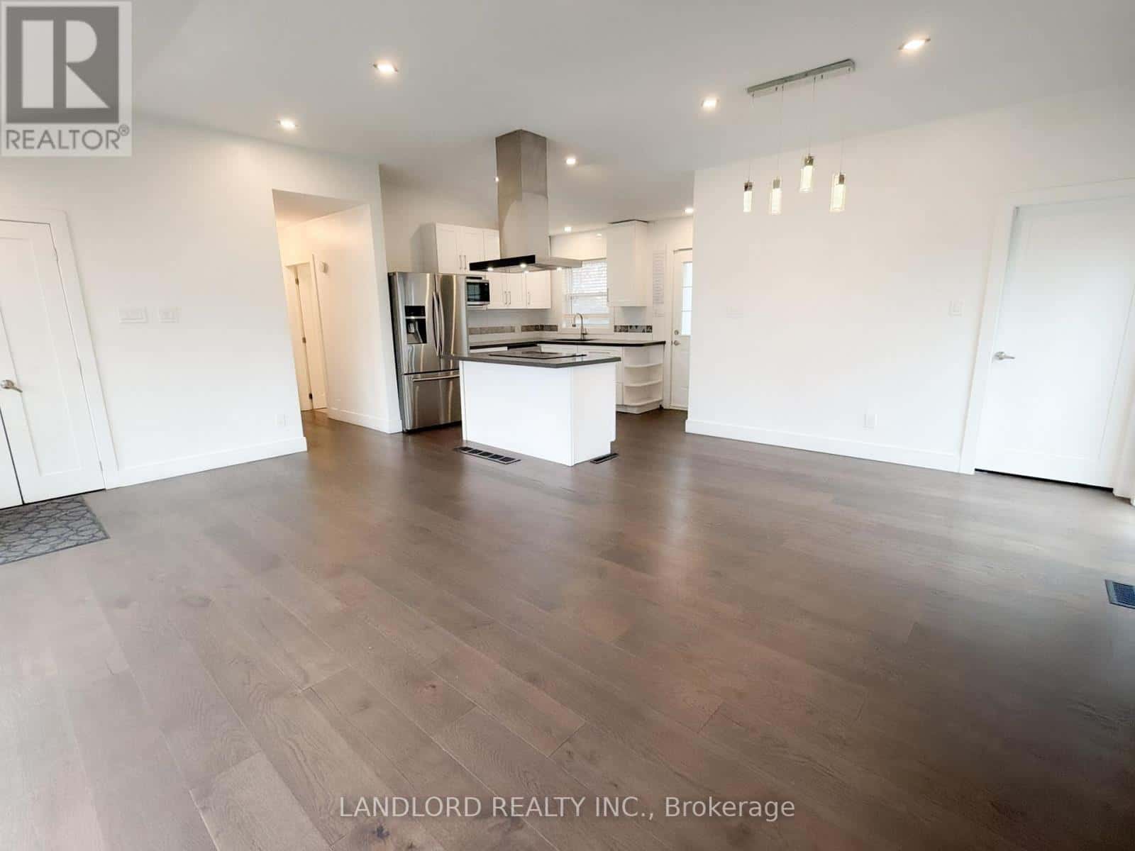 MAIN FLOOR - 18 DEERFIELD ROAD — Toronto (Bendale) - Photo 2 of 38