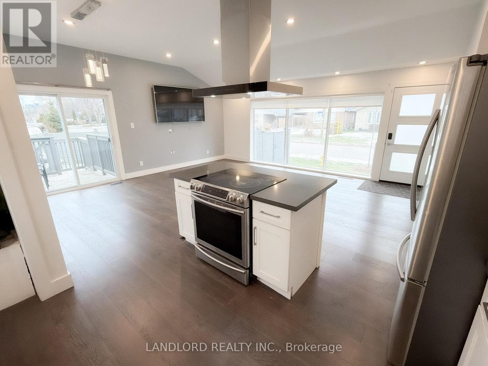 MAIN FLOOR - 18 DEERFIELD ROAD — Toronto (Bendale) - Main photo