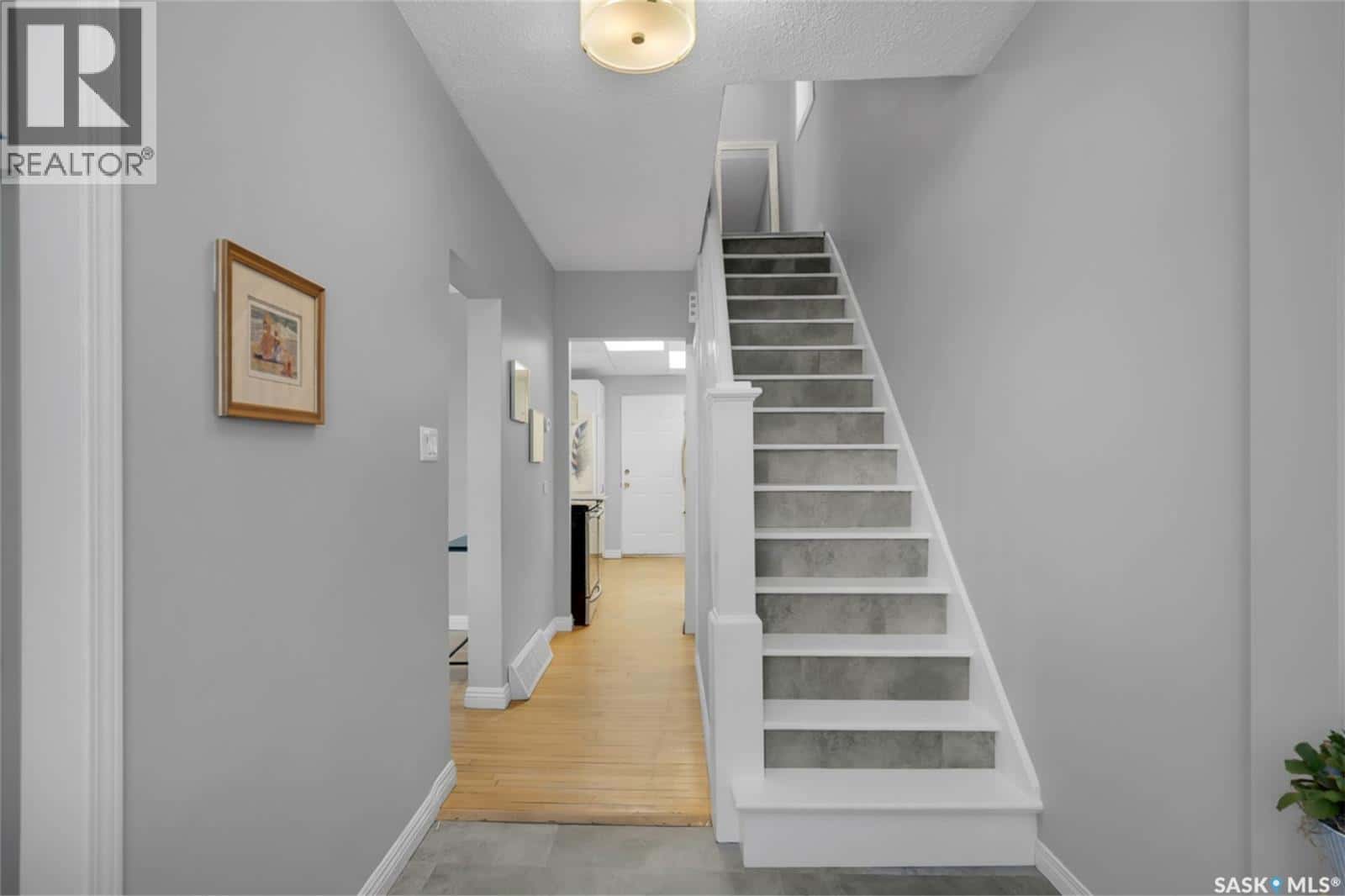 235 J AVENUE N — Saskatoon, Saskatchewan - Photo 5 of 48