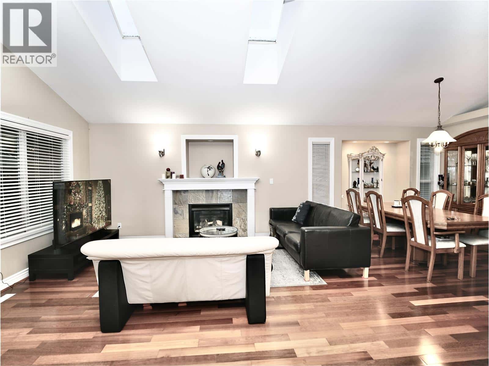 3035 MAPLEWOOD COURT — Coquitlam, British Columbia - Photo 3 of 31