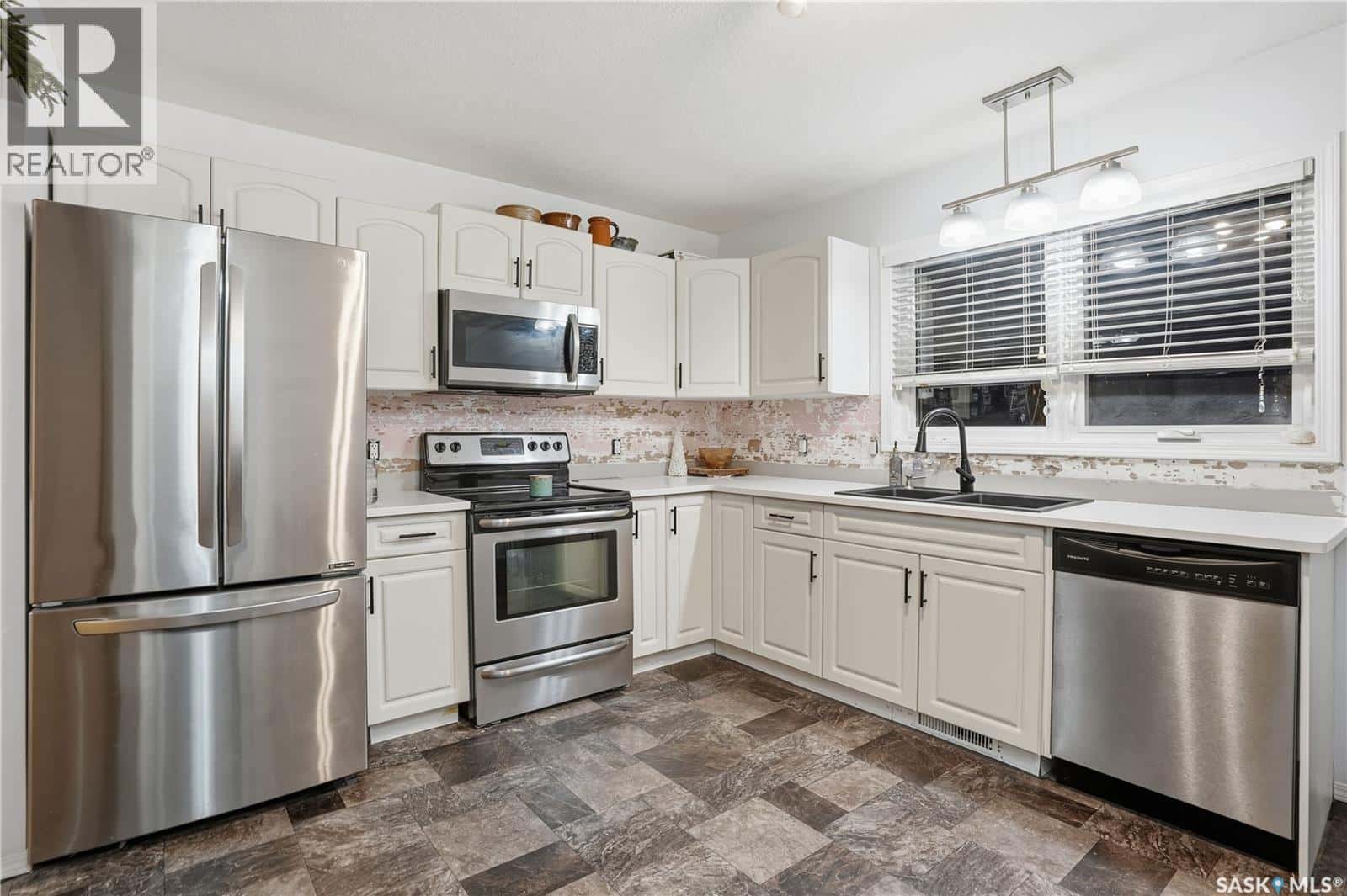 600 Mullin AVENUE E — Regina, Saskatchewan - Photo 5 of 40