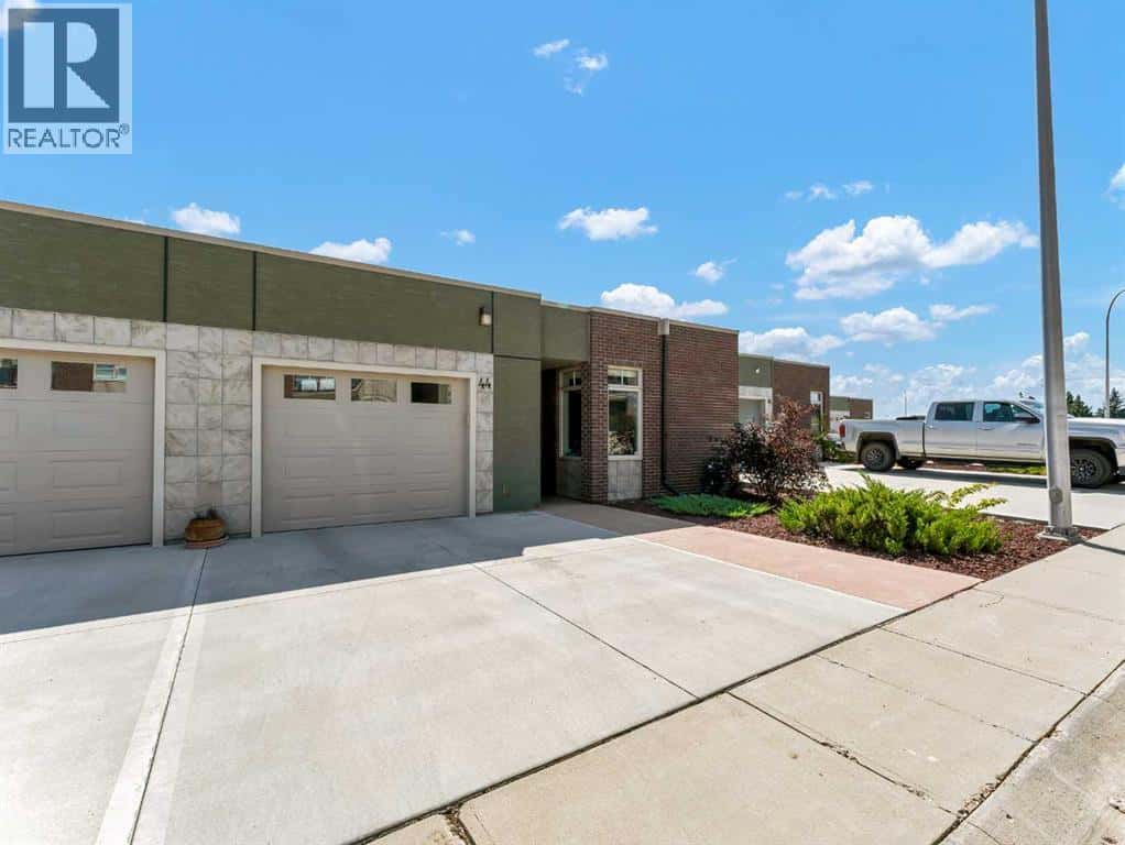 44 Palisades Mews NE — Medicine Hat, Alberta - Photo 2 of 46