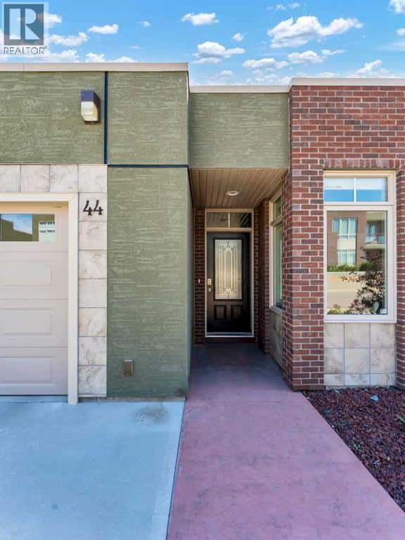 44 Palisades Mews NE — Medicine Hat, Alberta - Photo 3 of 46