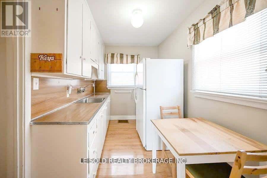 UPPER - 112 LELAND STREET — Hamilton (Ainslie Wood) - Photo 4 of 16