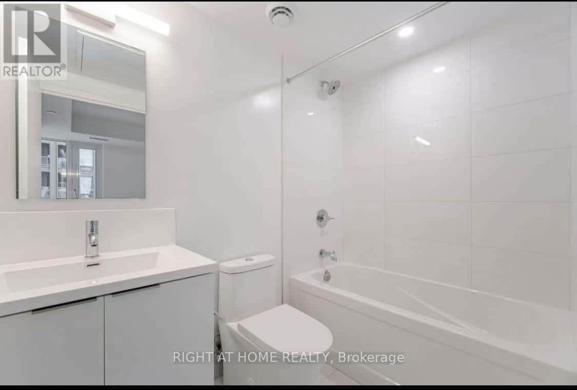 2820 - 230 SIMCOE STREET — Toronto (Kensington-Chinatown) - Photo 3 of 9