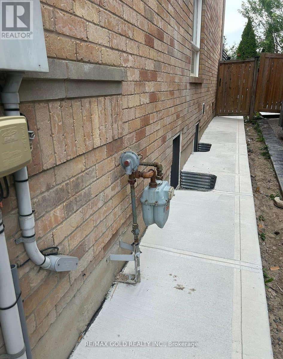 (BSMT) - 84 CROWN VICTORIA DRIVE — Brampton (Fletcher's Meadow) - Photo 2 of 12