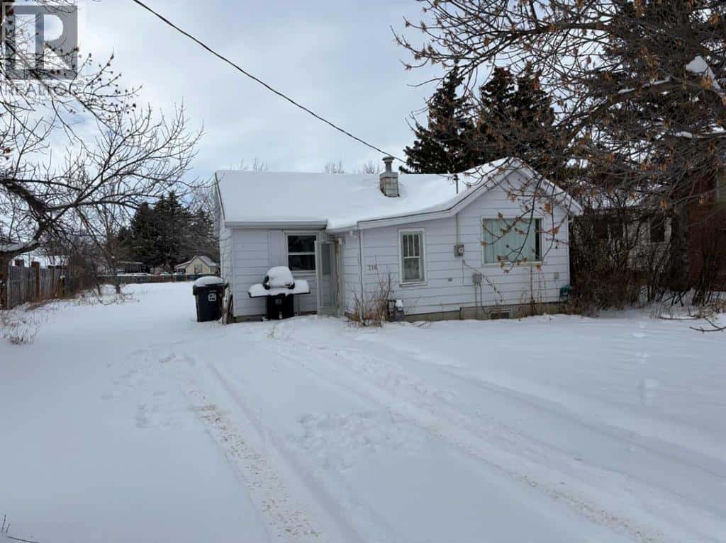316 Broadway Street N — Raymond, Alberta - Photo 2 of 20
