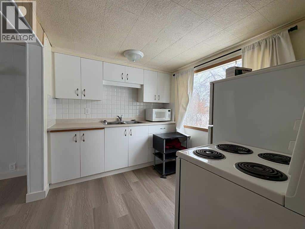 316 Broadway Street N — Raymond, Alberta - Photo 4 of 20