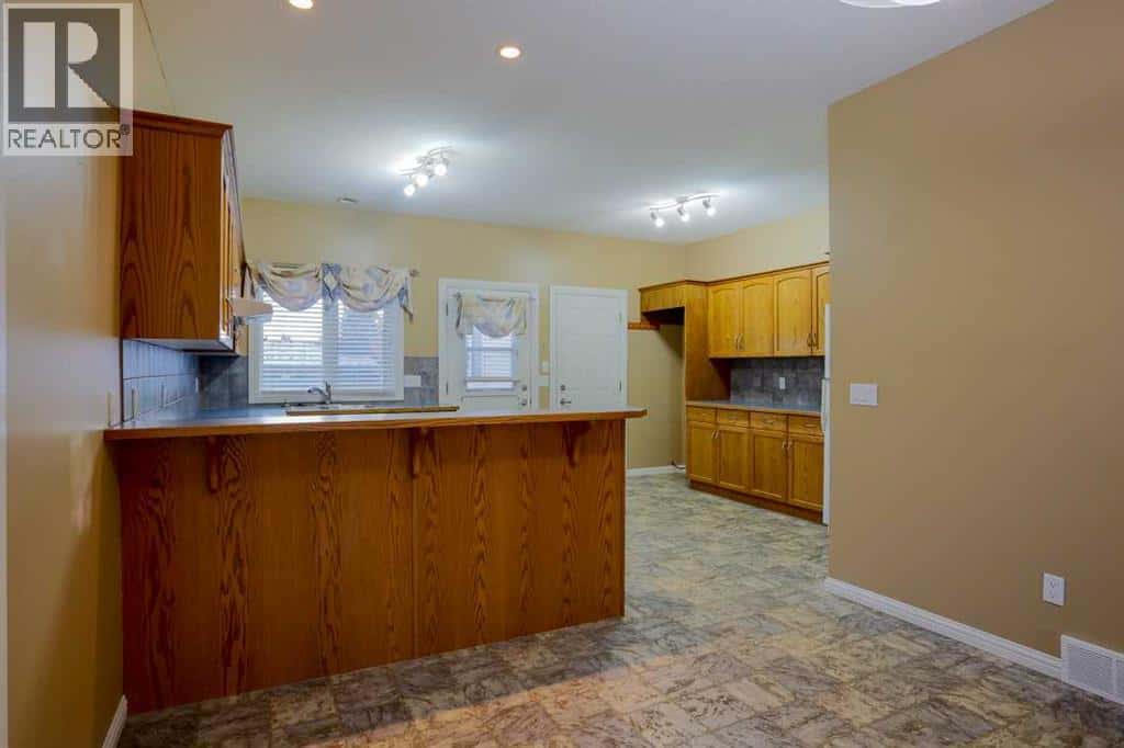 1105 Hammond Avenue — Crossfield, Alberta - Photo 5 of 32