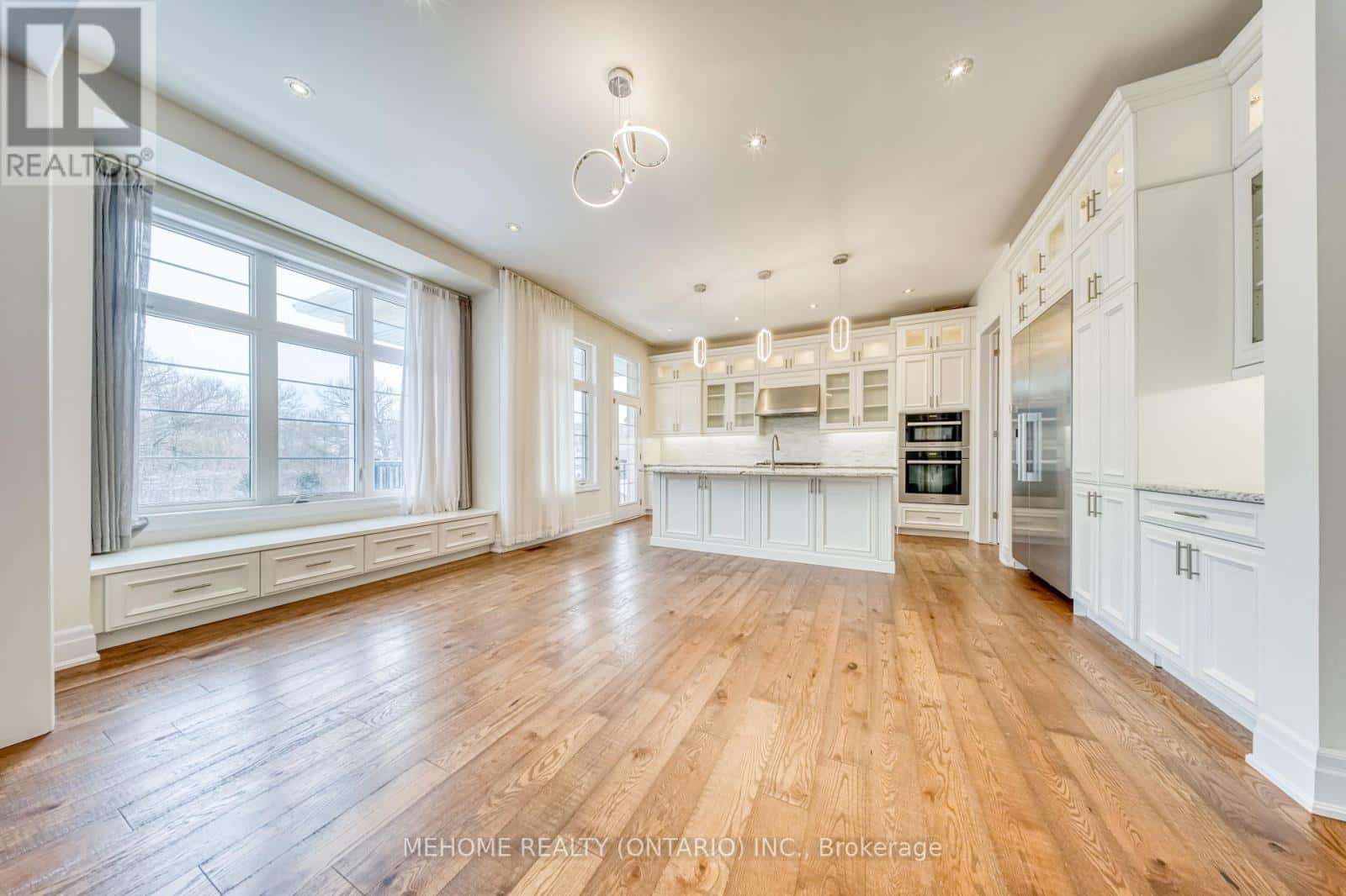 Aurora — Aurora - Photo 4 of 45